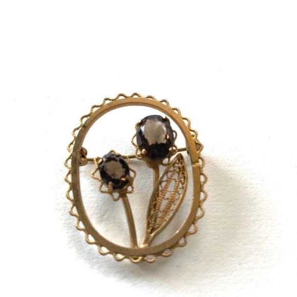 Jewelry - Vintage gold metal brooch